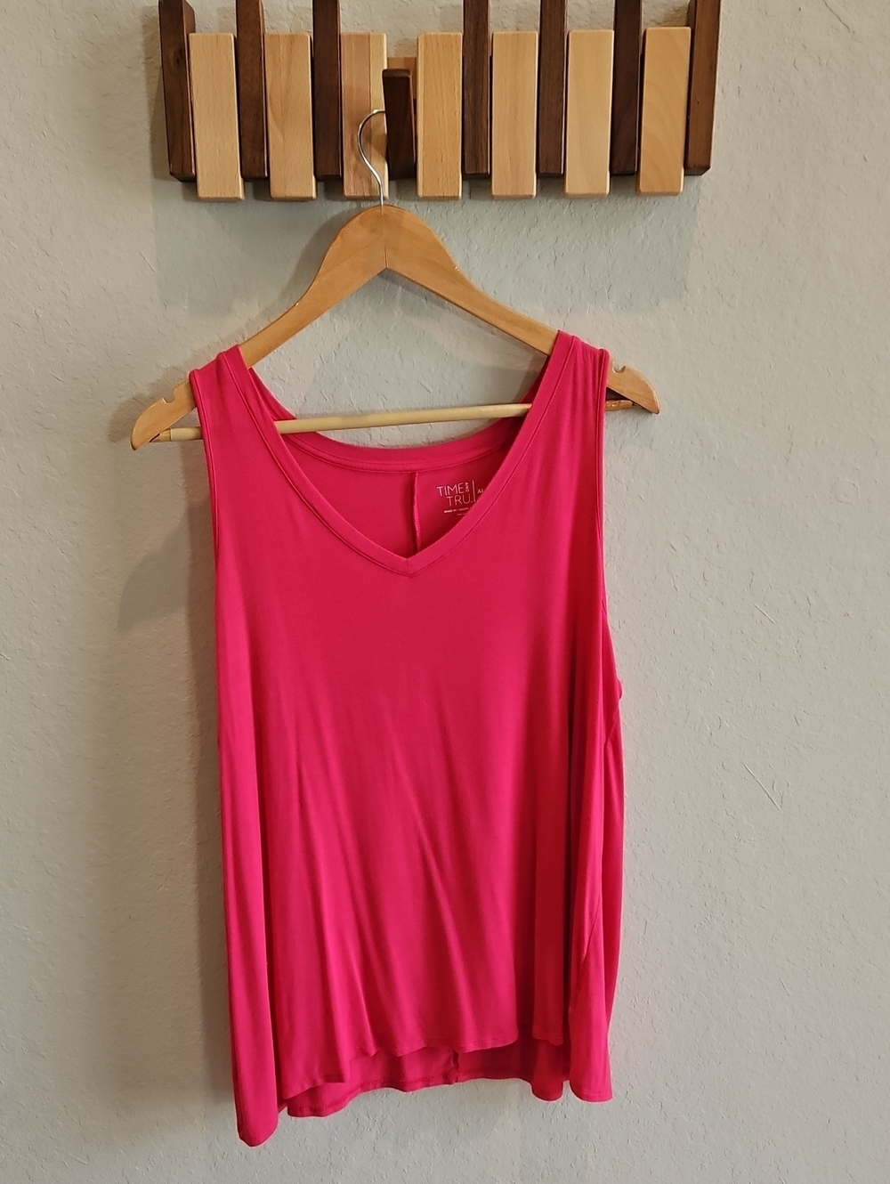 Time and Tru Women's Sleeveless V-Neck Tank Top - Hot Pink